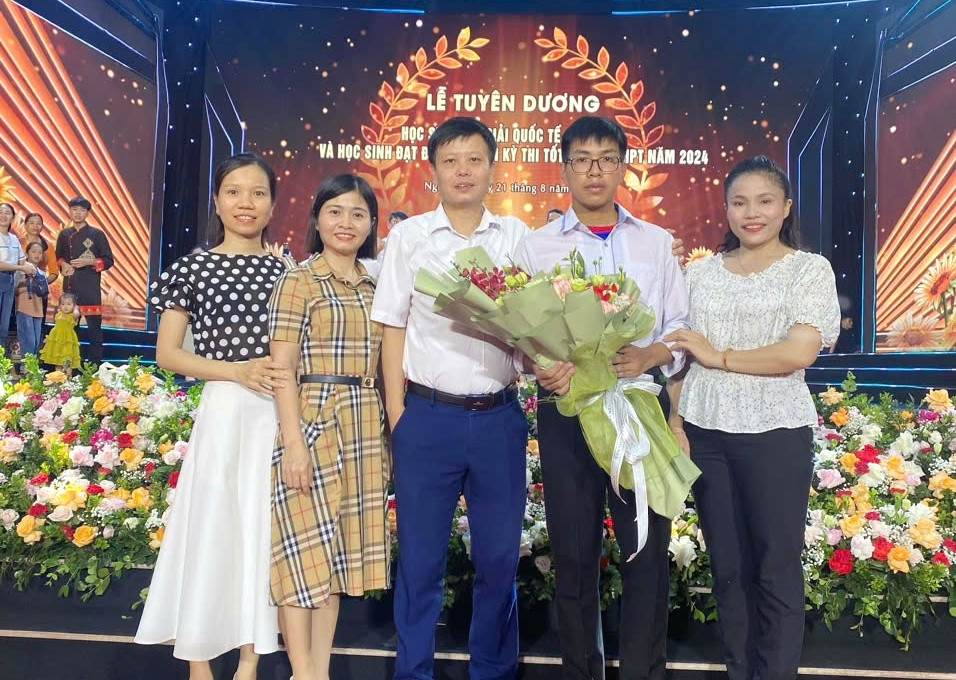 Em Phan Xuân Dũng được biểu dương, khen thưởng trong Lễ tuyên dương học sinh đạt điểm cao do tỉnh Nghệ An tổ chức chức.