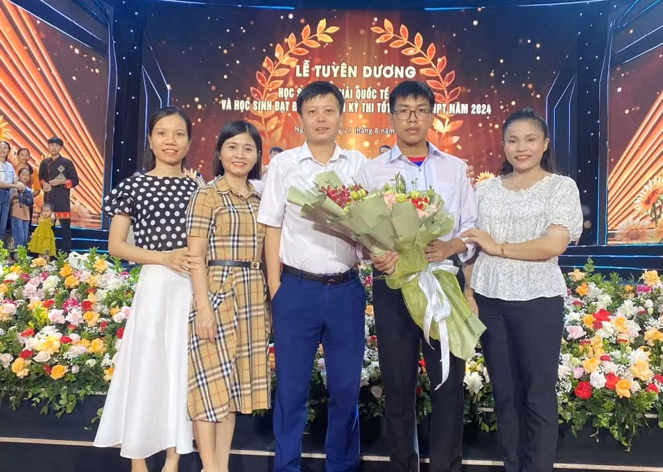 Em Phan Xuân Dũng được biểu dương, khen thưởng trong Lễ tuyên dương học sinh đạt điểm cao do tỉnh Nghệ An tổ chức chức. Em Phan Xuân Dũng được biểu dương, khen thưởng trong Lễ tuyên dương học sinh đạt điểm cao do tỉnh Nghệ An tổ chức chức.