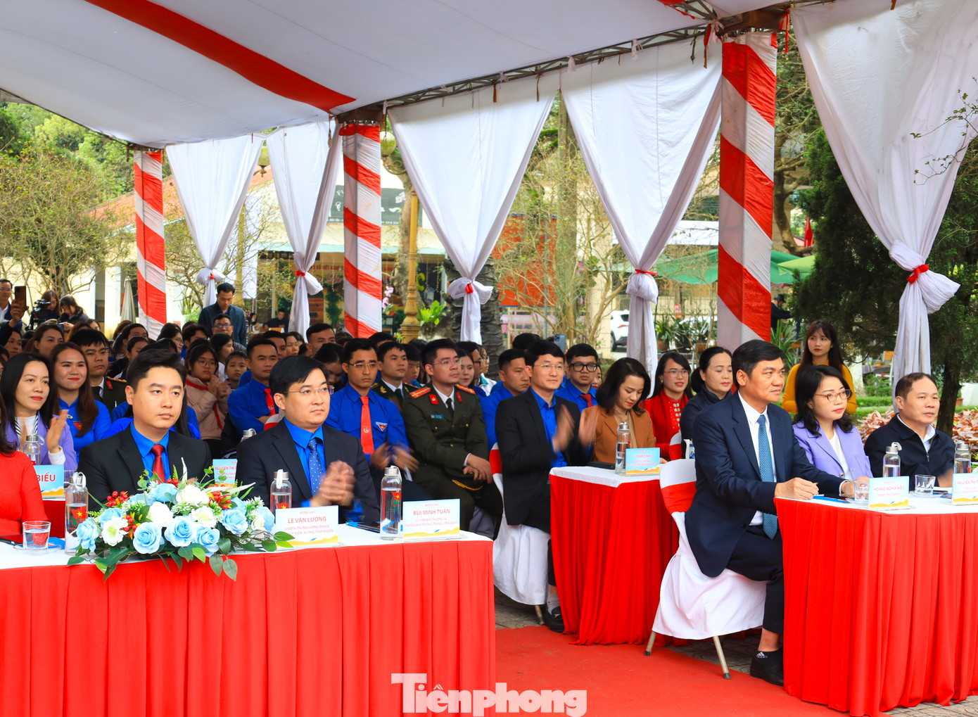 Các đại biểu tham dự chương trình. Các đại biểu tham dự chương trình.