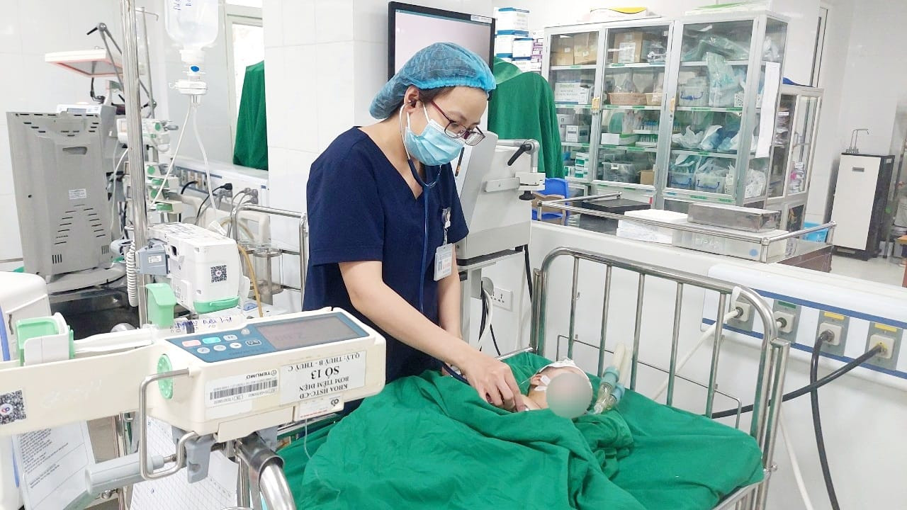 Cháu bé bị ngộ độc chì nặng do uống thuốc chữa "đẹn" hiện đang được điều trị tại bệnh viện. Cháu bé bị ngộ độc chì nặng do uống thuốc chữa "đẹn" hiện đang được điều trị tại bệnh viện.