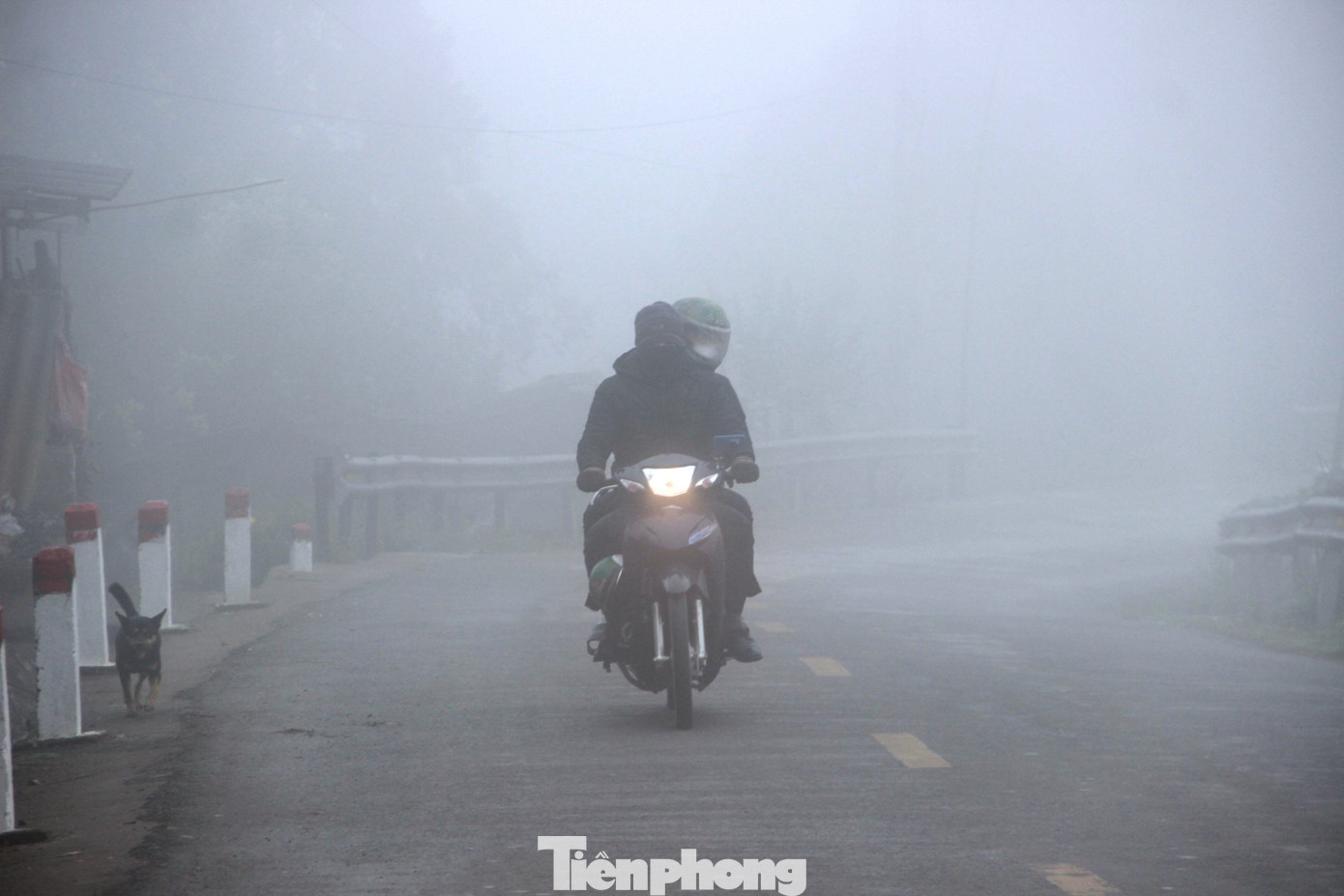 Tuyến đường đi từ thị trấn Mường Xén đến xã Huồi Tụ, Mường Lống (huyện Kỳ Sơn, Nghệ An) những ngày này luôn bị bao phủ bởi một lớp sương mù dày đặc. Các phương tiện luôn phải bật đèn vừa để soi đường vừa để báo hiệu cho các xe đi ngược chiều phát hiện rồi tránh nhau.