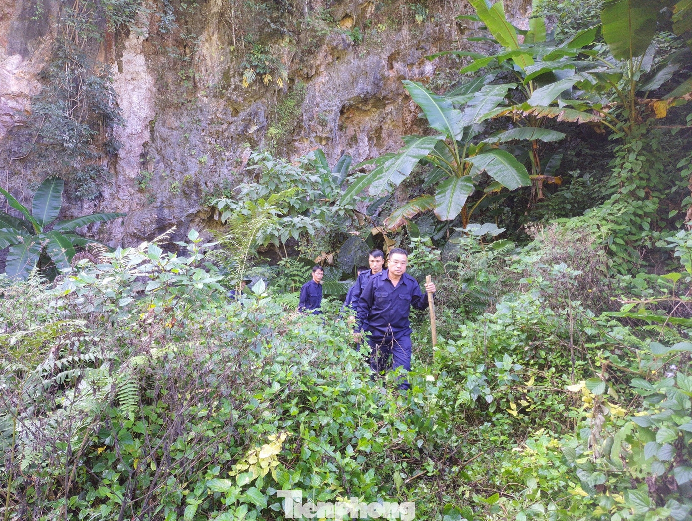 Đường đi, địa hình chủ yếu là đồi núi, hang đá gây khó khăn cho việc tìm kiếm mộ liệt sĩ. Để công việc đạt hiệu quả cao, Đội quy tập phải chia thành 4 hướng và 9 bộ phận. Mỗi bộ phận, mỗi hướng sẽ được phân công từng vị trí, khu vực khác nhau để nhanh chóng tìm kiếm được các phần mộ liệt sĩ sớm nhất và nhiều nhất có thể. Đường đi, địa hình chủ yếu là đồi núi, hang đá gây khó khăn cho việc tìm kiếm mộ liệt sĩ. Để công việc đạt hiệu quả cao, Đội quy tập phải chia thành 4 hướng và 9 bộ phận. Mỗi bộ phận, mỗi hướng sẽ được phân công từng vị trí, khu vực khác nhau để nhanh chóng tìm kiếm được các phần mộ liệt sĩ sớm nhất và nhiều nhất có thể.