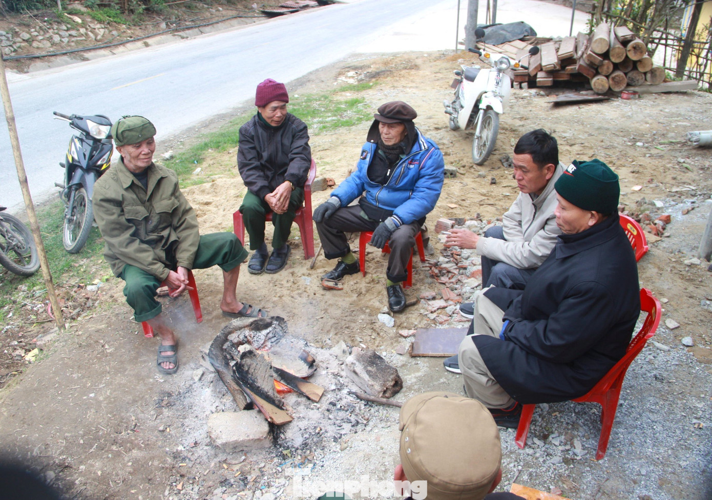 Trời lạnh, nhiều người già trong bản tập trung lại với nhau rồi đốt củi sưởi ấm tay chân. Ông Mùa Bá Giờ - Chủ tịch UBND xã Huồi Tụ cho biết, những ngày qua nhiệt độ trên địa bàn xã dao động khoảng 8-9 độ C. Đặc biệt sương mù luôn phủ kín, dày đặc nên cuộc sống người dân cũng ảnh hưởng. Chủ tịch xã Huồi Tụ cho biết, những năm trước người miền xuôi lên xã mua đào của người dân để về chơi Tết rất nhiều. Tuy nhiên năm nay lượng khách đến mua thưa thớt, nguồn thu nhập của người dân cũng bớt đi.