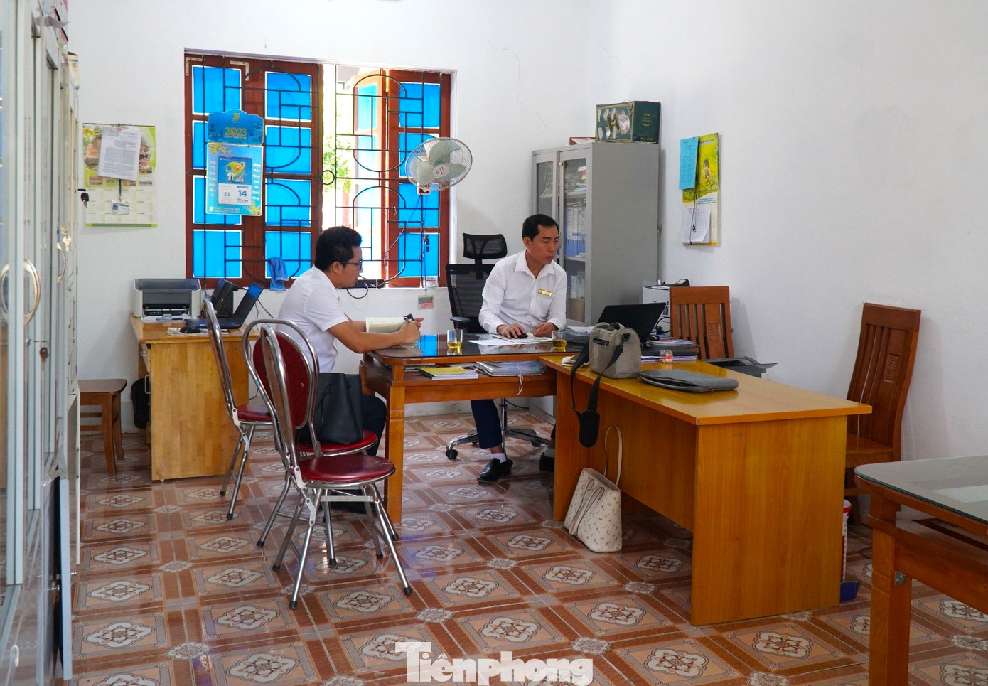 Do mượn tạm của Trường Trung cấp nghề Dân tộc nội trú nên ngoài 12 phòng học, nhà trường không có phòng chức năng, nhà hiệu bộ. Nơi làm việc của Ban giám hiệu gồm 3 người và 1 kế toán chỉ chen chúc nhau trong 1 căn phòng rộng chưa đầy 15m2.