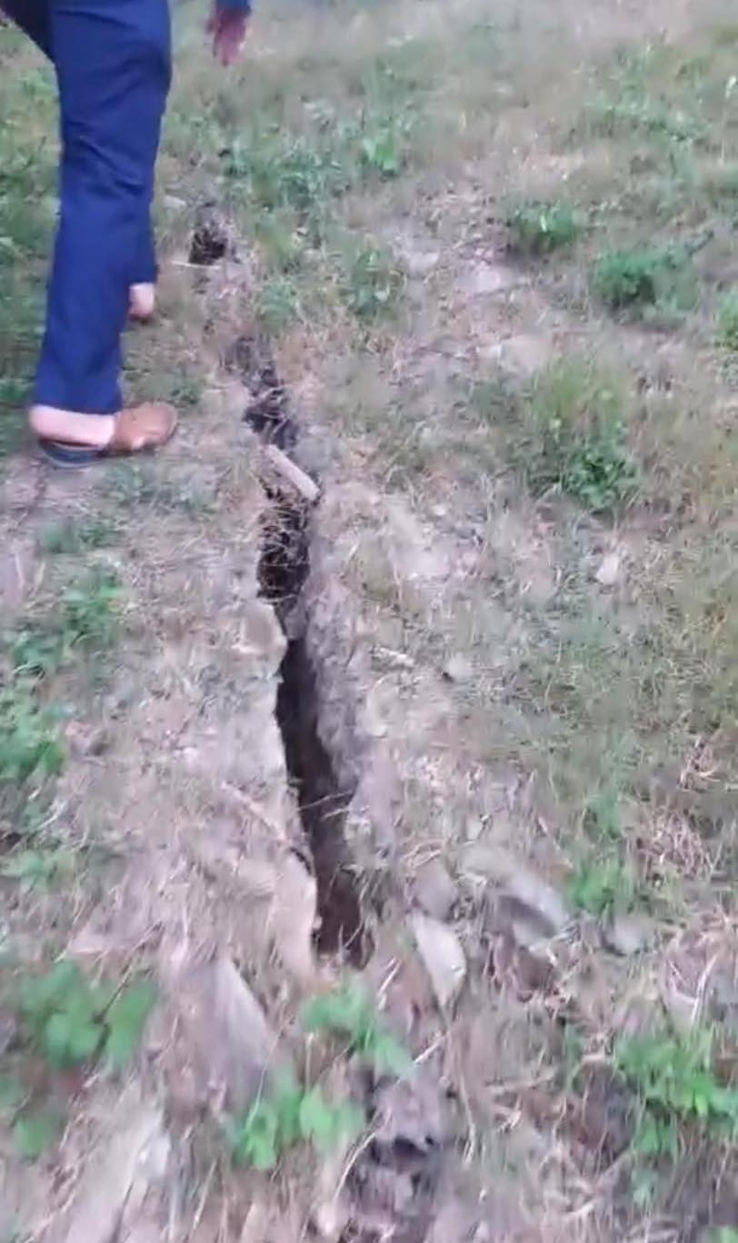 Trước đó, người dân phát hiện quả đồi ở bản Xốp Phe (xã Mường Típ, huyện Kỳ Sơn) có vết nứt lớn chạy ngang cả quả đồi. Trước đó, người dân phát hiện quả đồi ở bản Xốp Phe (xã Mường Típ, huyện Kỳ Sơn) có vết nứt lớn chạy ngang cả quả đồi.