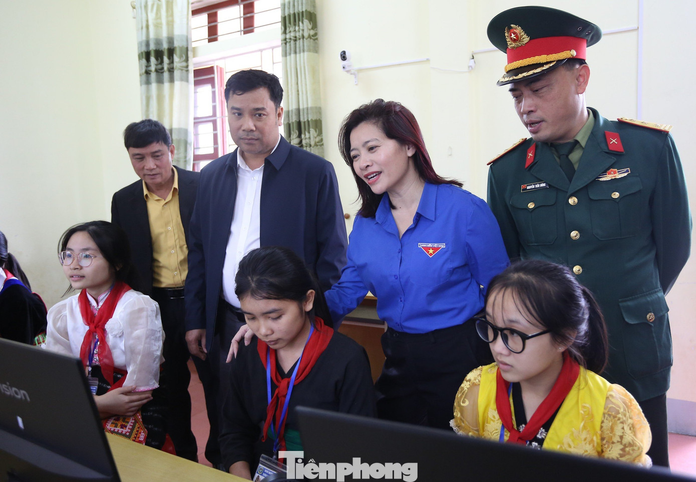 Các đại biểu trong đoàn công tác hỏi thăm tình hình học tập của các em học sinh. Các đại biểu trong đoàn công tác hỏi thăm tình hình học tập của các em học sinh.