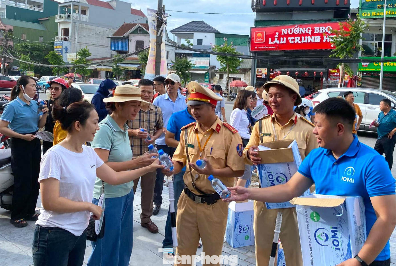 Dưới thời tiết nắng nóng, được nhận những chai nước giúp giải cơn khát, các phụ huynh học sinh ai cũng vui mừng.