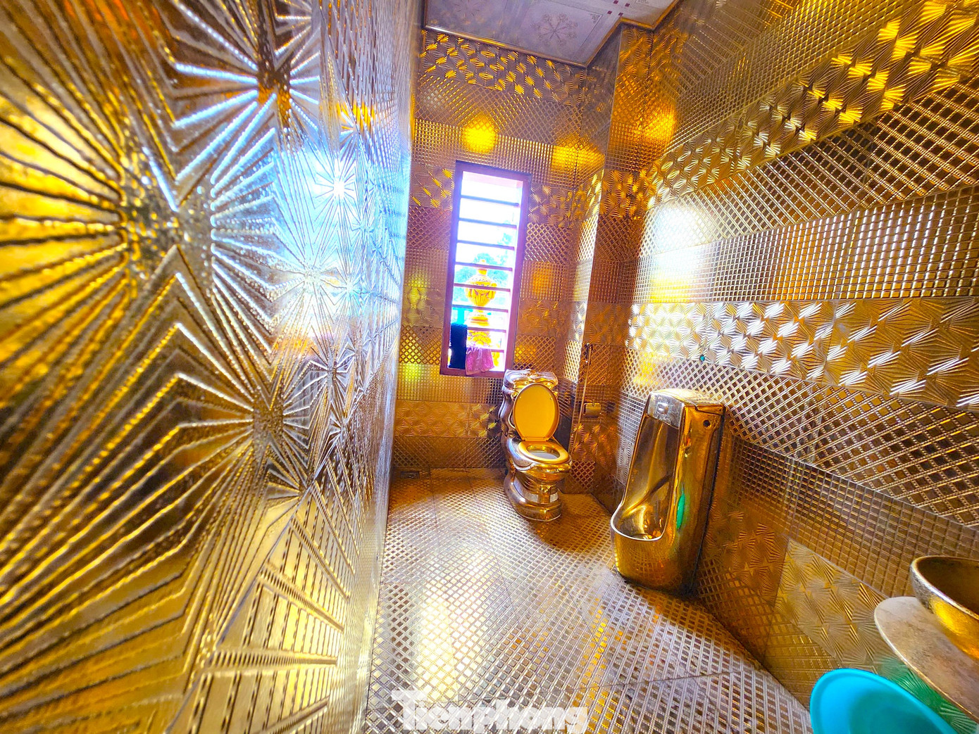 Nhà vệ sinh ngay cạnh phòng khách và phòng karaoke được bao phủ một màu vàng. Nhiều phụ kiện bên trong nhà được dát vàng 24k và vàng công nghiệp.