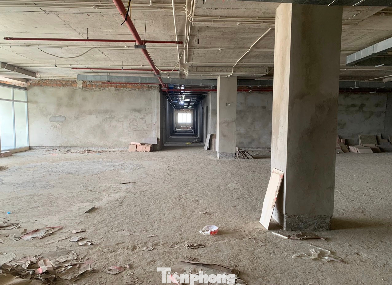 Tuy nhiên bên trong có nhiều tầng vẫn chưa hoàn thiện việc ốp lát nền, lắp đặt cửa, nội thất....