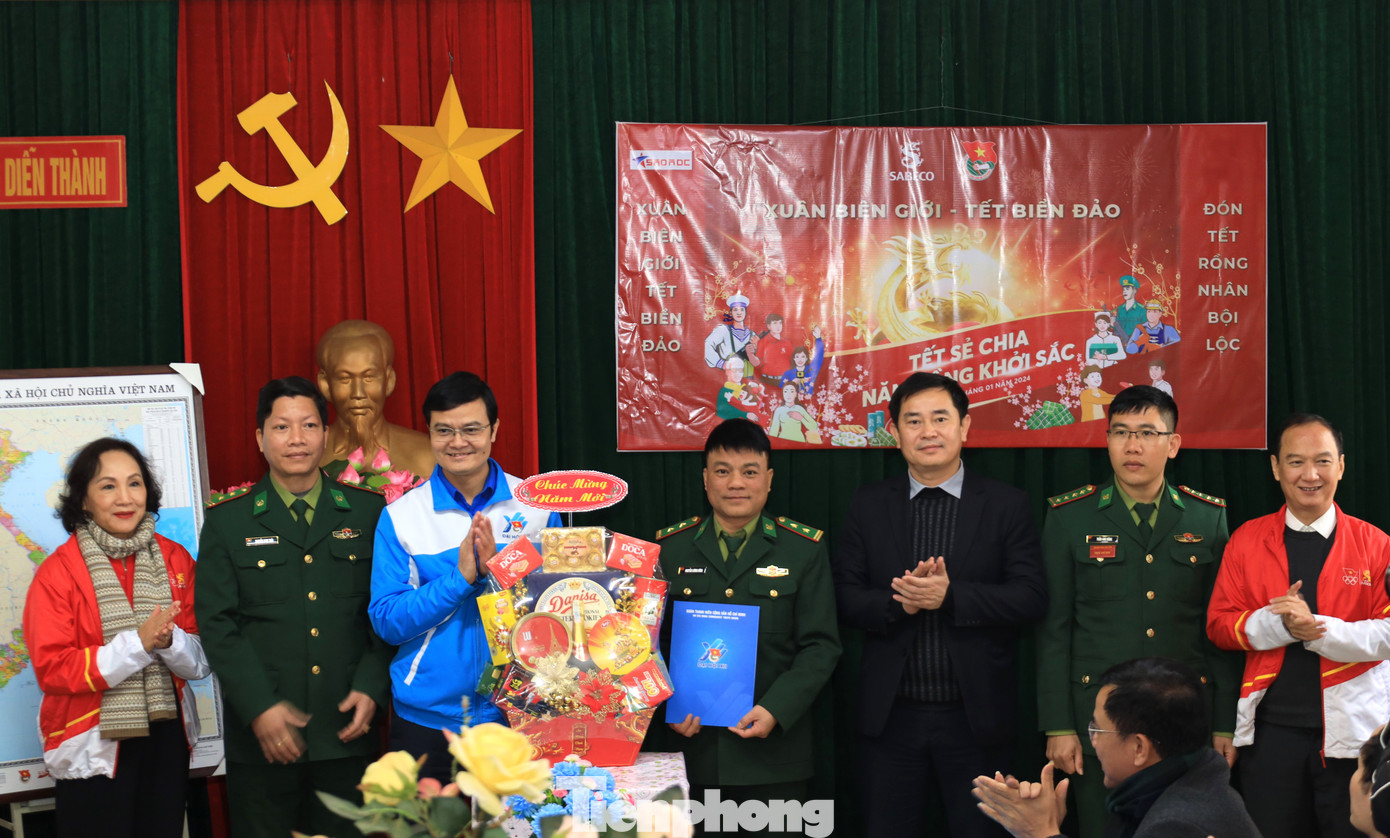 Ban tổ chức đã trao tặng phần quà và 20 triệu đồng tiền mặt cùng 10 bản đồ Việt Nam đến Đồn Biên phòng Diễn Thành.