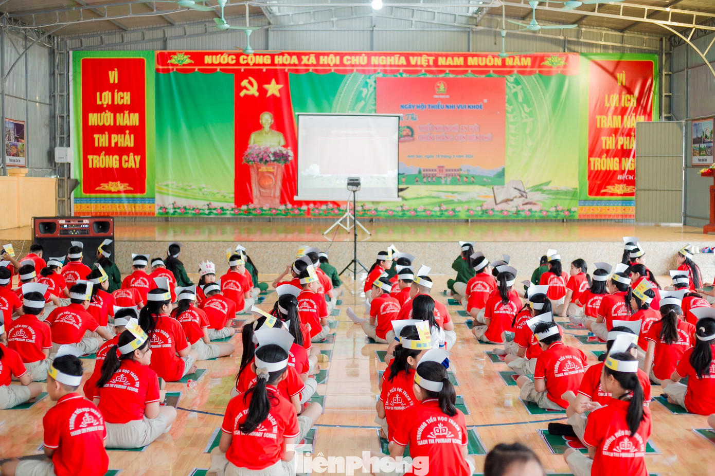 Các em học sinh tham gia hoạt động Cuộc thi Rung chuông vàng mang chủ đề “Thiếu nhi Nghệ An với 70 năm Chiến thắng Điện Biên Phủ”. Các em học sinh tham gia hoạt động Cuộc thi Rung chuông vàng mang chủ đề “Thiếu nhi Nghệ An với 70 năm Chiến thắng Điện Biên Phủ”.