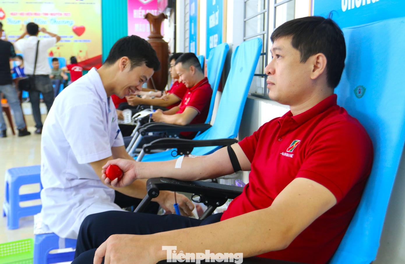 Các đoàn viên tham gia hiến máu với mong muốn góp một giọt máu hồng quý giá vào công tác cứu chữa người bệnh. Các đoàn viên tham gia hiến máu với mong muốn góp một giọt máu hồng quý giá vào công tác cứu chữa người bệnh.