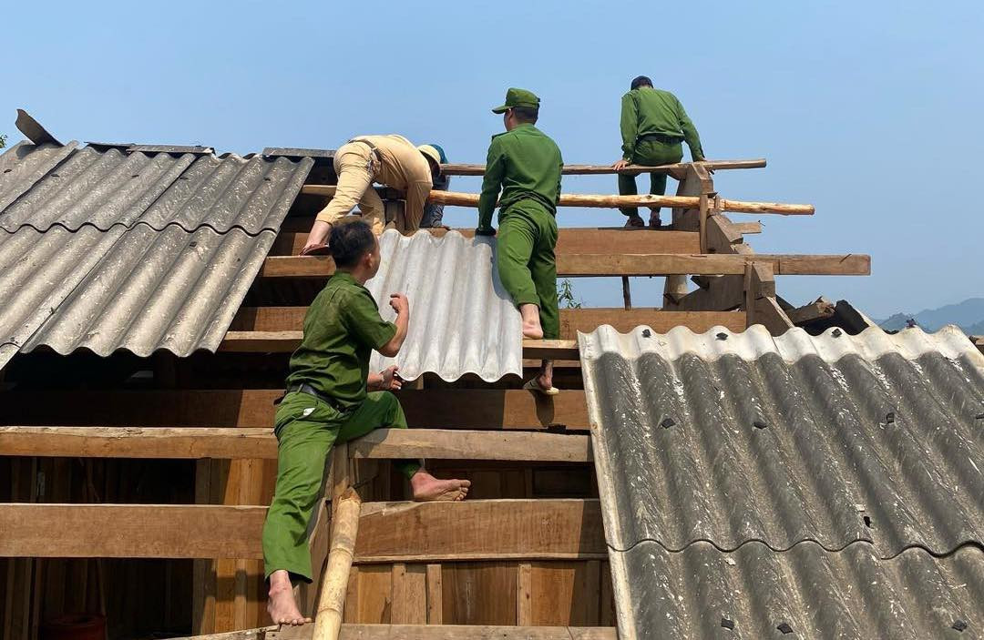 Các cán bộ chiến sỹ đồng lòng cùng người dân dựng lại nhà bất kể thời tiết nắng nóng. Các cán bộ chiến sỹ đồng lòng cùng người dân dựng lại nhà bất kể thời tiết nắng nóng.