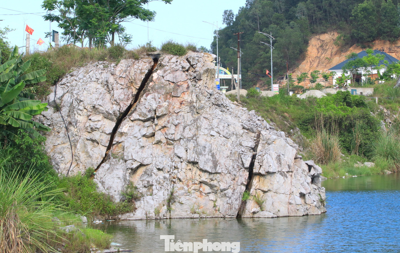 Hiện tại, khu vực mỏ đá có nhiều vách núi đá dựng đứng. Nhiều tảng đá bị nứt và chờ chực đổ sập xuống bất cứ lúc nào.