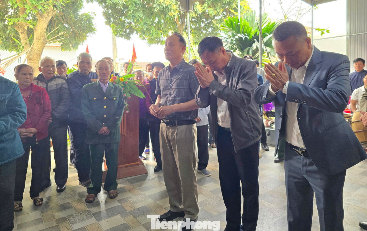 Nghe tin liệt sĩ Nguyễn Công Hòa được gia đình đón về và làm thủ tục an táng, rất đông người dân địa phương, hàng xóm láng giềng tới thắp hương kính viếng.