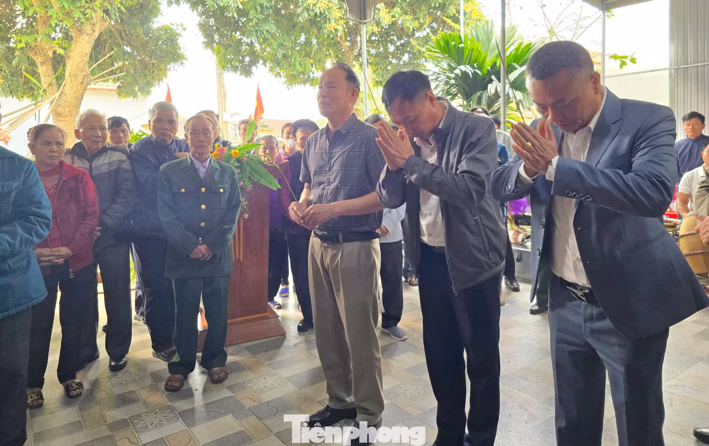 Nghe tin liệt sĩ Nguyễn Công Hòa được gia đình đón về và làm thủ tục an táng, rất đông người dân địa phương, hàng xóm láng giềng tới thắp hương kính viếng.
