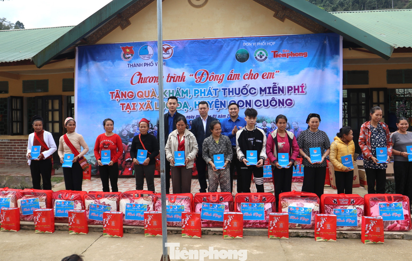 Chương trình đã trao tặng nhiều món quà ý nghĩa đến người dân và các em học sinh với tổng trị giá hơn 230 triệu đồng. "Chương trình có sự phối hợp, hỗ trợ, đóng góp, tài trợ của nhiều cơ quan, đơn vị, đặc biệt như: Báo Tiền Phong, Câu lạc bộ Thầy thuốc trẻ thành phố, Huyện Đoàn Con Cuông, Bệnh viện Đa khoa Tây Bắc, các nhà tài trợ như Nha khoa Ruby... Cảm ơn Báo Tiền Phong, các đơn vị, các nhà tài trợ đã giúp thực hiện chương trình ý nghĩa này đến với người dân và các em học sinh nghèo", anh Hồ Đức Việt - Bí thư Thành Đoàn Vinh chia sẻ.