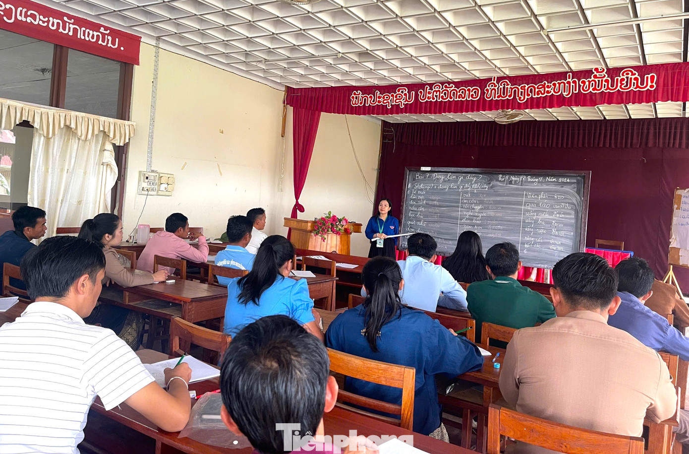 Lớp dạy tiếng Việt của các bạn đoàn viên thanh niên lúc nào cũng thu hút đông đảo các cán bộ và người dân đến học. Lớp dạy tiếng Việt của các bạn đoàn viên thanh niên lúc nào cũng thu hút đông đảo các cán bộ và người dân đến học.