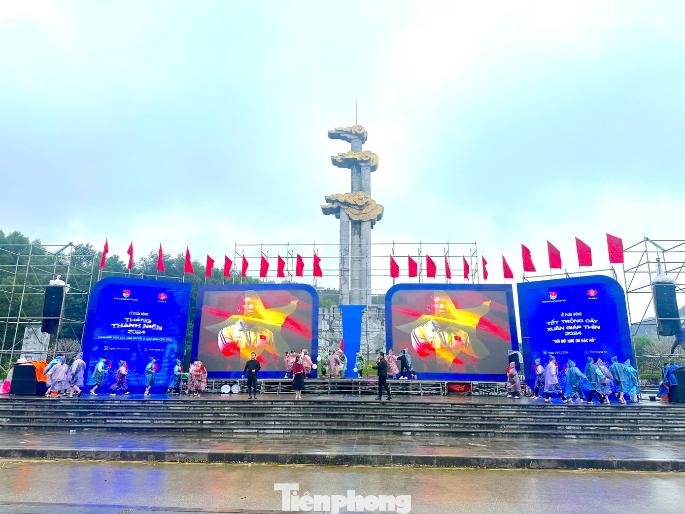 Đến chiều 24/2, sân khấu, khu vực diễn ra chương trình đã được hoàn tất.