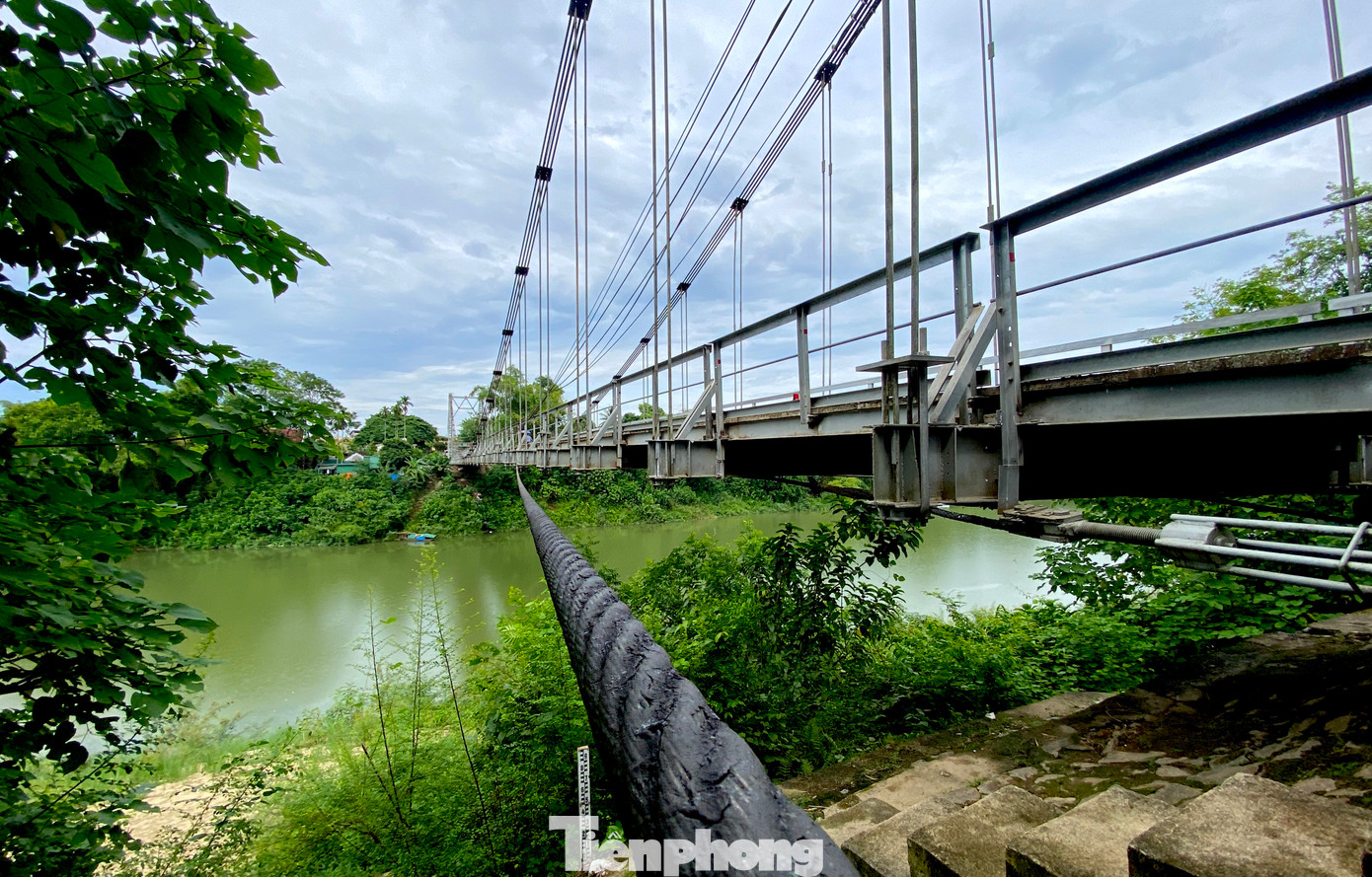 Cơ quan chức năng đã cho lắp thêm hệ thống dây cáp đỡ dưới mặt cầu. Tuy nhiên nhìn bằng mắt thường hệ thống dây cáp cũng đã xuống cấp.