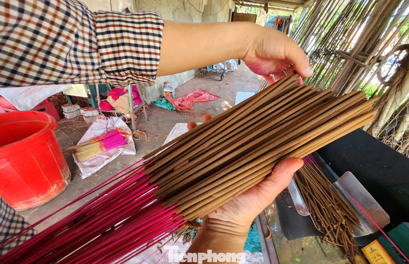 "Làm việc này không nặng nhọc nhưng làm luôn tay. Vì máy sản xuất nhanh và mình cũng phải làm nhanh cho kịp. Đặc biệt dịp Tết này lượng tiêu thụ cao nên việc sản xuất cũng nhiều hơn trước", bà Nguyễn Thị Phúc chia sẻ.