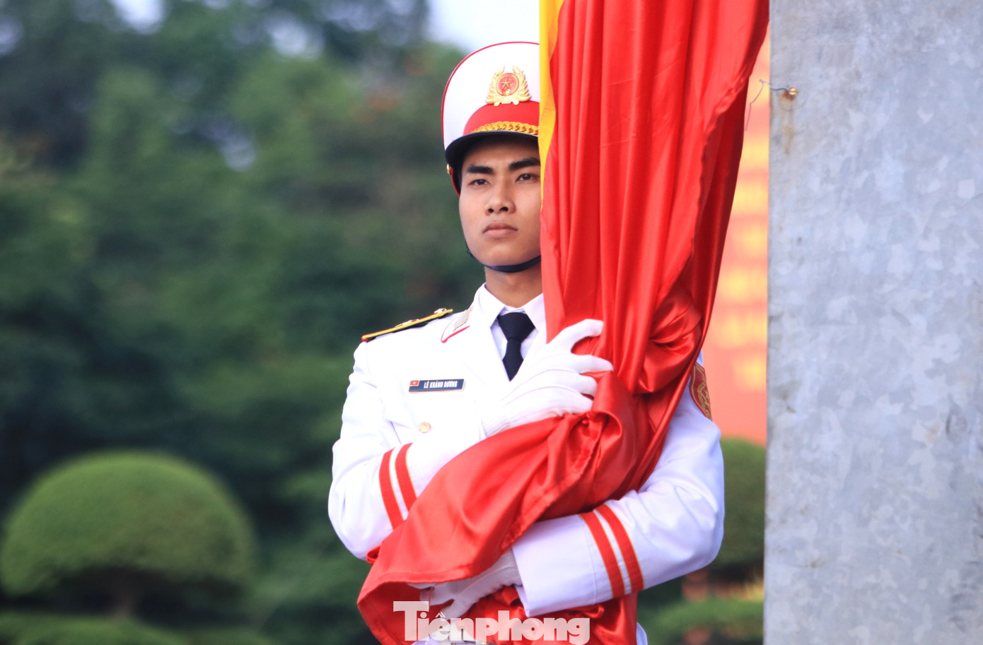 Buổi lễ bắt đầu với nghi thức làm lễ chào cờ.