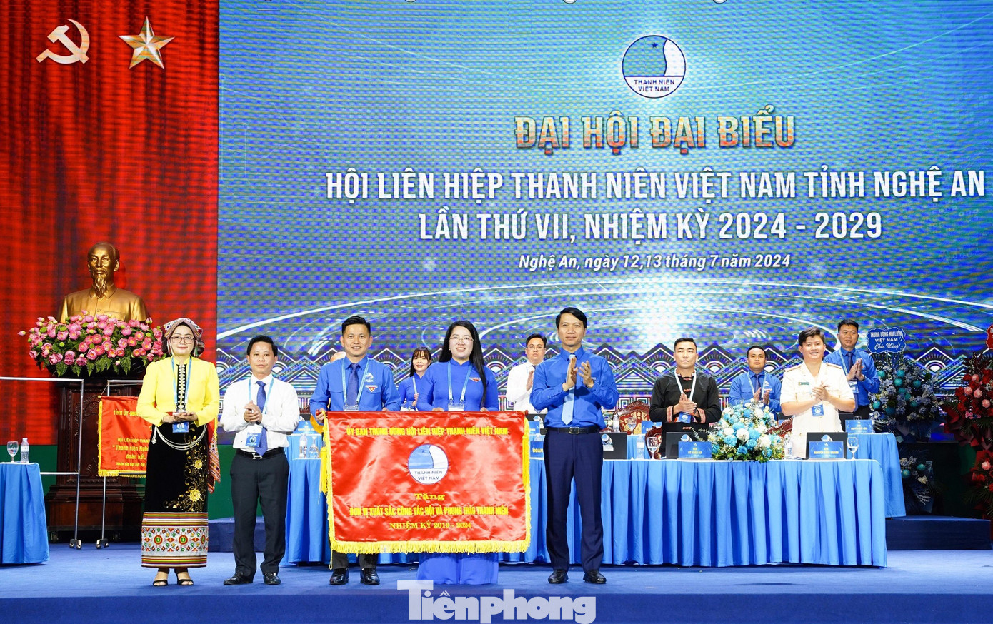 Ủy ban T.Ư Hội LHTN Việt Nam tặng cờ cho đơn vị xuất sắc trong công tác Hội và phong trào thanh niên nhiệm kỳ 2019-2024.