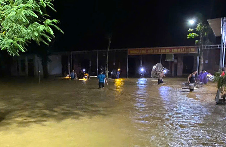Tại Trường Phổ thông dân tộc bán trú tiểu học Lượng Minh (xã Lượng Minh), lũ ống đã khiến toàn bộ khuôn viên trường học bị ngập sâu khoảng 1m. Thời điểm này nhiều giáo viên đang túc trong trường học. Tuy nhiên nước lũ dâng cao, chảy xiết nên các thầy cô đã không kịp xoay xở.