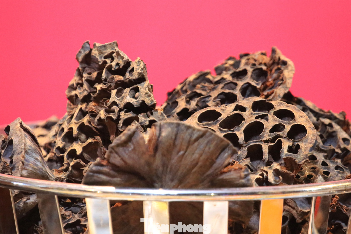 Những đài sen khô cũng được làm để trang trí trên mâm cỗ.