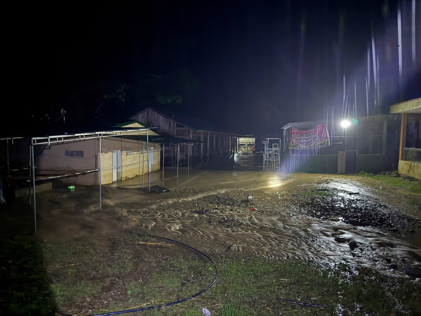 Theo báo cáo nhanh của huyện Tương Dương, khoảng 18h ngày 29/5, tại địa bàn xã Nhôn Mai, xã Hữu Khuông và thị trấn Thạch Giám xảy ra mưa lớn. Đến đêm cùng ngày, nước sông, suối dâng cao gây ra trận lũ quét làm thiệt hại lớn cho các cơ quan đơn vị và người dân trên địa bàn.