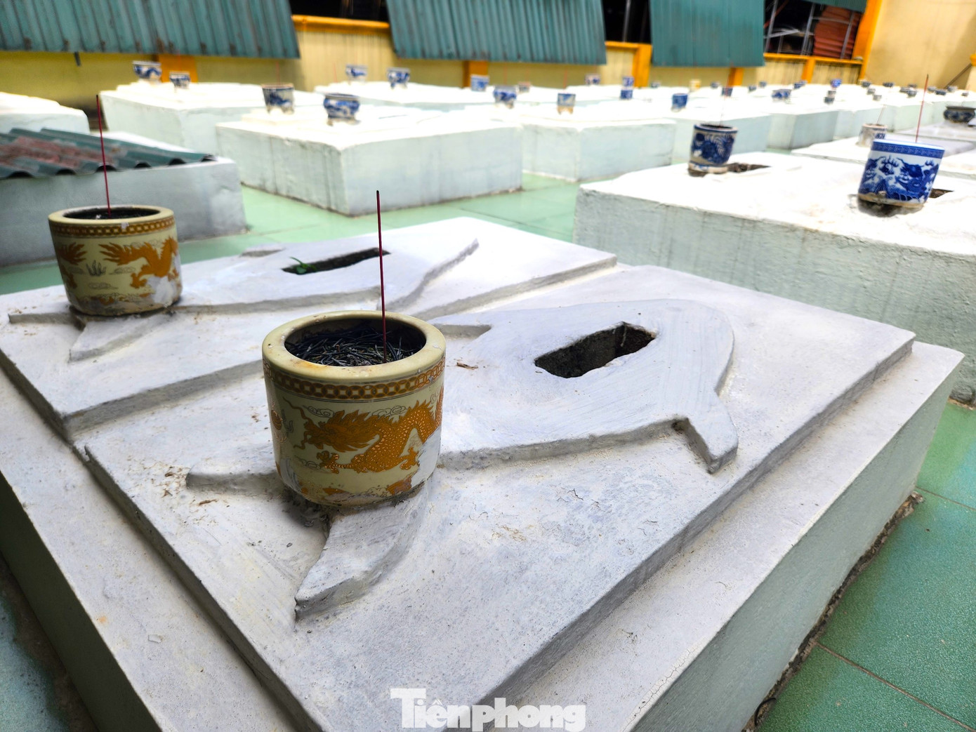 Trên những ngôi mộ đều được đắp nổi hình con cá voi. Trên những ngôi mộ đều được đắp nổi hình con cá voi.