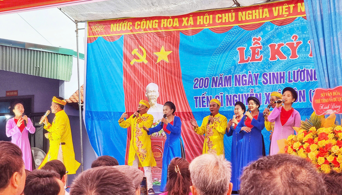 Các tiết mục văn nghệ được dàn dựng công phu kể về cuộc khởi nghĩa do Tiến sĩ Nguyễn Xuân Ôn làm thủ lĩnh cuối thế kỷ 19. Các tiết mục văn nghệ được dàn dựng công phu kể về cuộc khởi nghĩa do Tiến sĩ Nguyễn Xuân Ôn làm thủ lĩnh cuối thế kỷ 19.