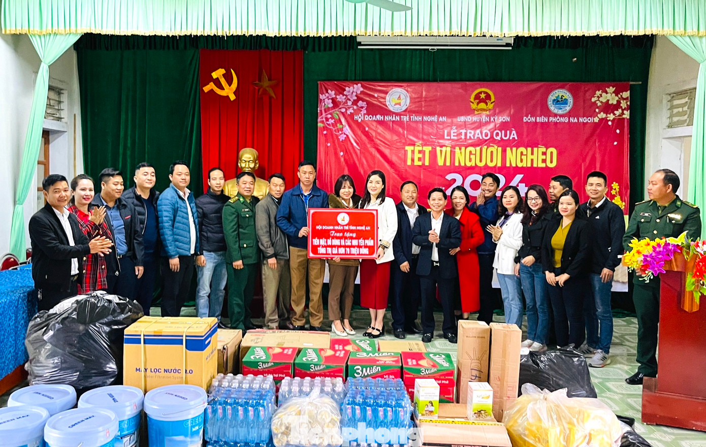 Đại diện Hội Doanh nhân trẻ tỉnh Nghệ An đã trao tặng các phần quà ý nghĩa đến người dân trên địa bàn xã Na Ngoi (huyện Kỳ Sơn). Đại diện Hội Doanh nhân trẻ tỉnh Nghệ An đã trao tặng các phần quà ý nghĩa đến người dân trên địa bàn xã Na Ngoi (huyện Kỳ Sơn).