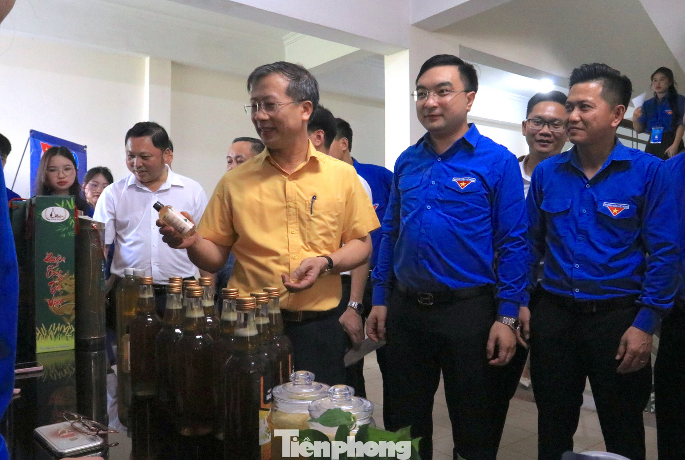 Các đại biểu tham quan gian hàng trưng bày sản phẩm cuộc thi.