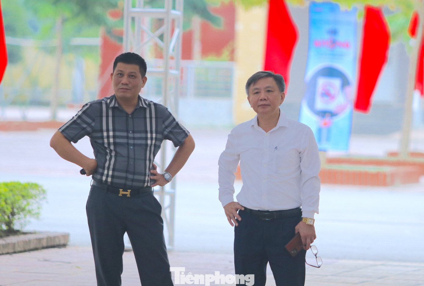 Chánh Văn phòng Sở GD&amp;ĐT Nghệ An Nguyễn Trọng Hoàn (áo trắng) và thầy Nguyễn Văn Thành - Hiệu Phó trường THPT Nguyễn Duy Trinh kiểm tra các công tác chuẩn bị cho chương trình.