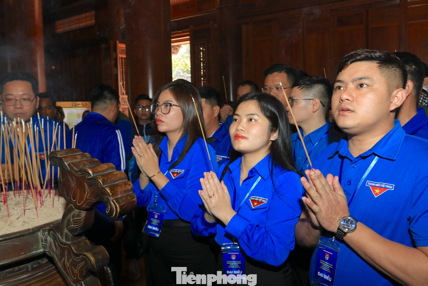 Các đại biểu là những cán bộ đoàn viên tiêu biểu thành kính dâng hương lên anh linh Chủ tịch Hồ Chí Minh. Các đại biểu là những cán bộ đoàn viên tiêu biểu thành kính dâng hương lên anh linh Chủ tịch Hồ Chí Minh.