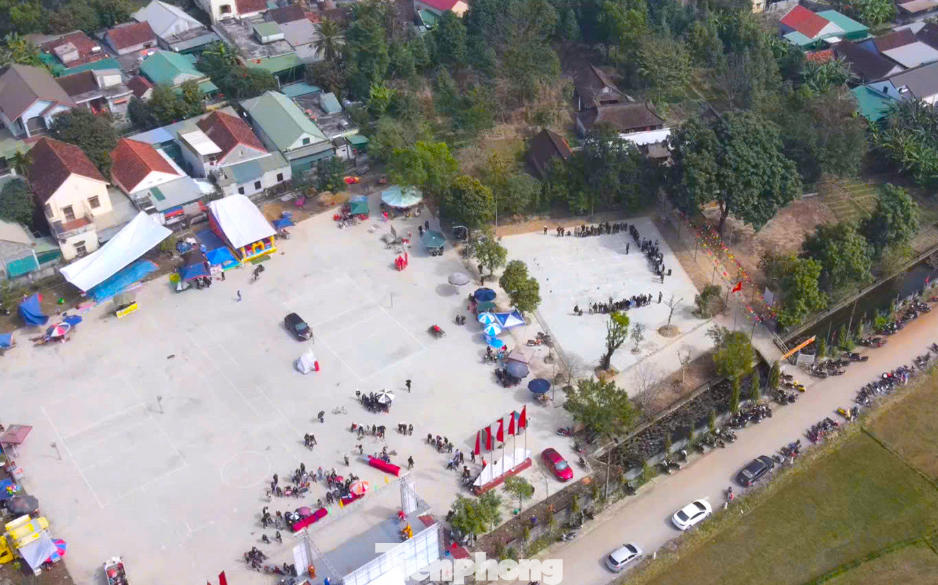 Di tích Đền Cả (xã Hoa Thành) là một công trình kiến trúc cổ được xây dựng từ thời nhà Lê, đây không chỉ là ngôi đền có kiến trúc đẹp mà còn nổi tiếng linh thiêng khắp vùng. Đền là nơi thờ phụng các vị thần có công bảo quốc hộ dân như Cao Sơn - Cao Các, thờ Uy Minh Vương Lý Nhật Quang; Bạch Y công chúa, phối thờ các vị các vị thần tổ của các dòng họ lớn trong vùng. Năm 2012, Đền Cả được công nhận Di tích lịch sử văn hóa cấp quốc gia.