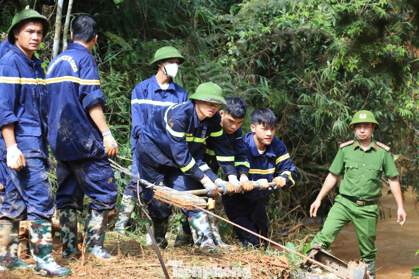 Lực lượng chức năng đã phải dùng tời cáp để kéo các bộ phận của xe khách.