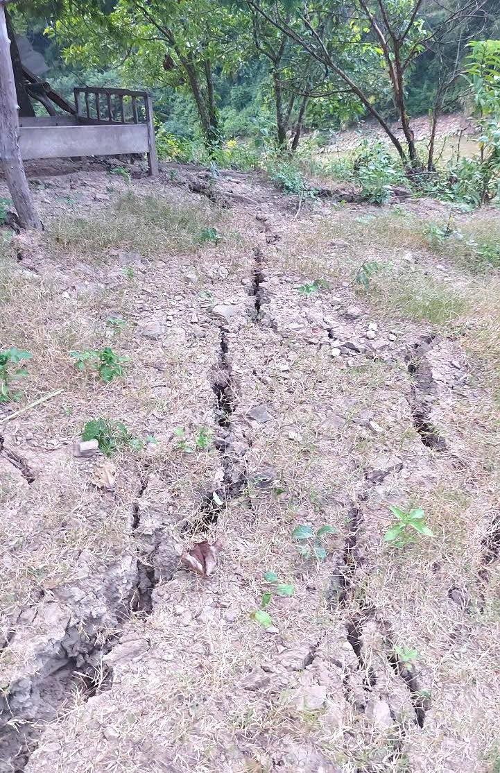 Trước đó, người dân phát hiện quả đồi ở bản Xốp Phe (xã Mường Típ, huyện Kỳ Sơn) có vết nứt lớn chạy ngang cả quả đồi. Trước đó, người dân phát hiện quả đồi ở bản Xốp Phe (xã Mường Típ, huyện Kỳ Sơn) có vết nứt lớn chạy ngang cả quả đồi.