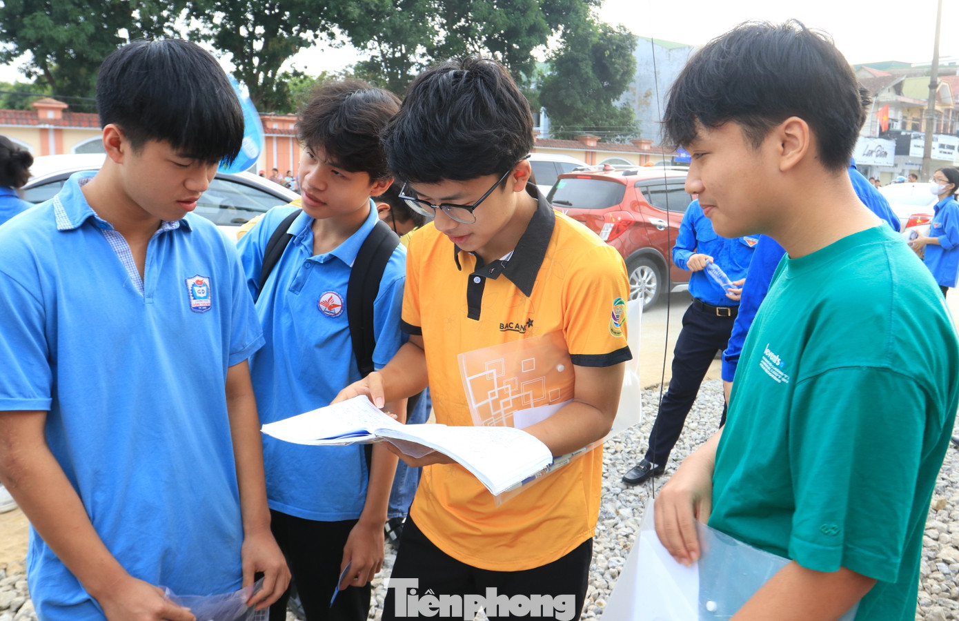 Tranh thủ chưa đến giờ thi, nhiều em học sinh đã tập trung nhau lại trước cổng trường rồi mở sách, vở ra để cùng nhau ôn tập.