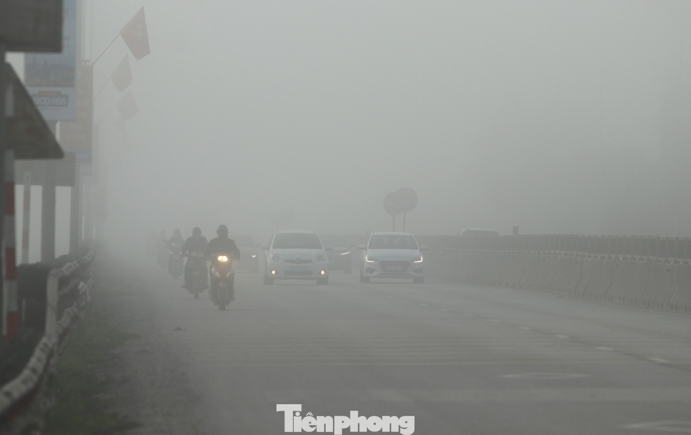 Tuyến quốc lộ 1A đoạn qua xã Nghi Trung (huyện Nghi Lộc, Nghệ An) bị sương mù phủ kín. Các phương tiện ô tô, xe máy phải bật đèn để đi dù thời điểm này là 8h30' sáng. Tuyến quốc lộ 1A đoạn qua xã Nghi Trung (huyện Nghi Lộc, Nghệ An) bị sương mù phủ kín. Các phương tiện ô tô, xe máy phải bật đèn để đi dù thời điểm này là 8h30' sáng.