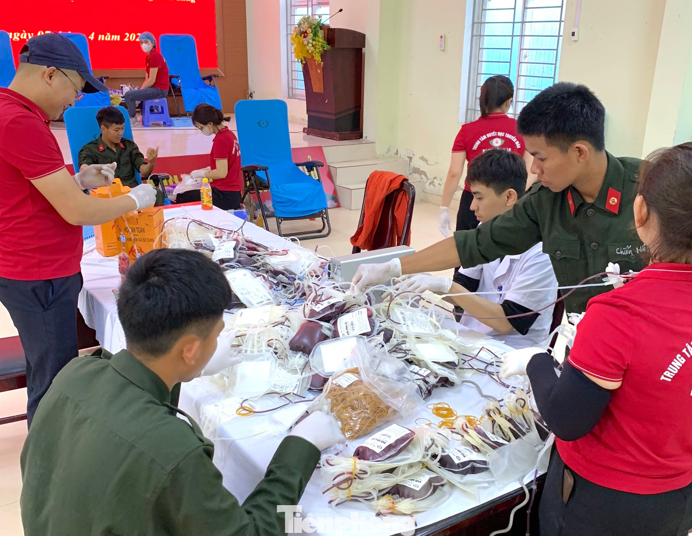 Kết thúc chương trình phát động, Ban tổ chức đã tiếp nhận được 387 đơn vị máu. Những giọt máu tình nguyện sẽ bổ sung kịp thời vào ngân hàng máu dự trữ, cung cấp cho hoạt động cấp cứu và điều trị người bệnh trong các bệnh viện trên địa bàn. Kết thúc chương trình phát động, Ban tổ chức đã tiếp nhận được 387 đơn vị máu. Những giọt máu tình nguyện sẽ bổ sung kịp thời vào ngân hàng máu dự trữ, cung cấp cho hoạt động cấp cứu và điều trị người bệnh trong các bệnh viện trên địa bàn.