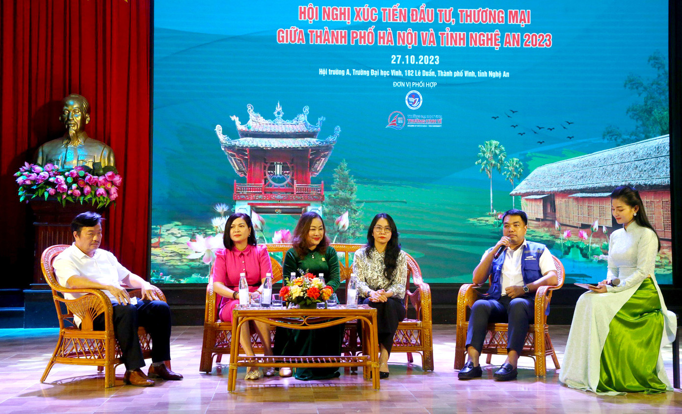 Các đại biểu dự buổi Toạ đàm xúc tiến đầu tư, thương mại, du lịch Nghệ An - Hà Nội 2023 tại Trường Đại học Vinh.