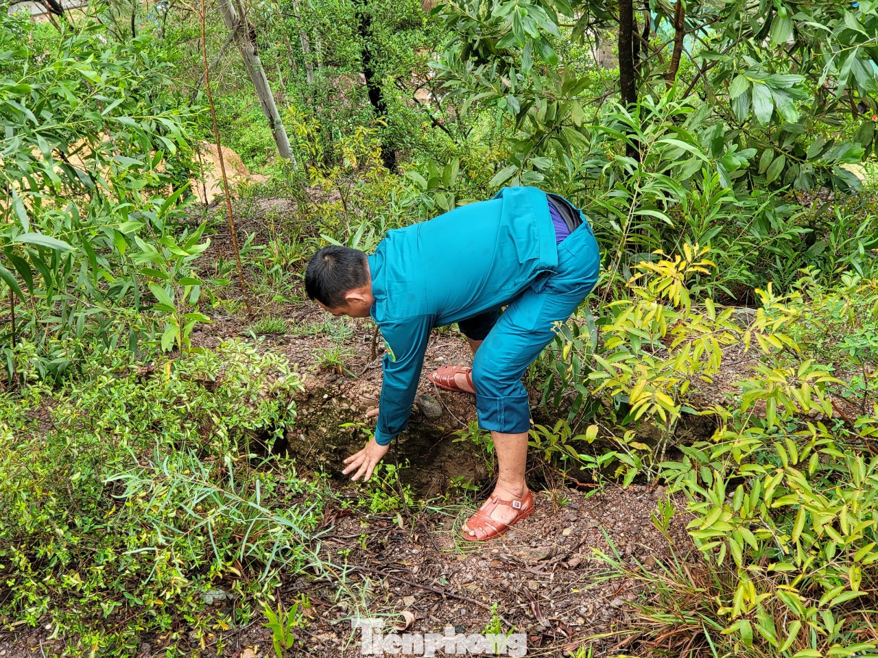 Qua kiểm tra cho thấy, vết nứt trên núi có đoạn rộng khoảng 40cm, sâu khoảng 50cm. Thời gian gần đây, vết nứt có dấu hiệu kéo dài và lan rộng ra thêm, nguy cơ sạt lở bất cứ lúc nào.