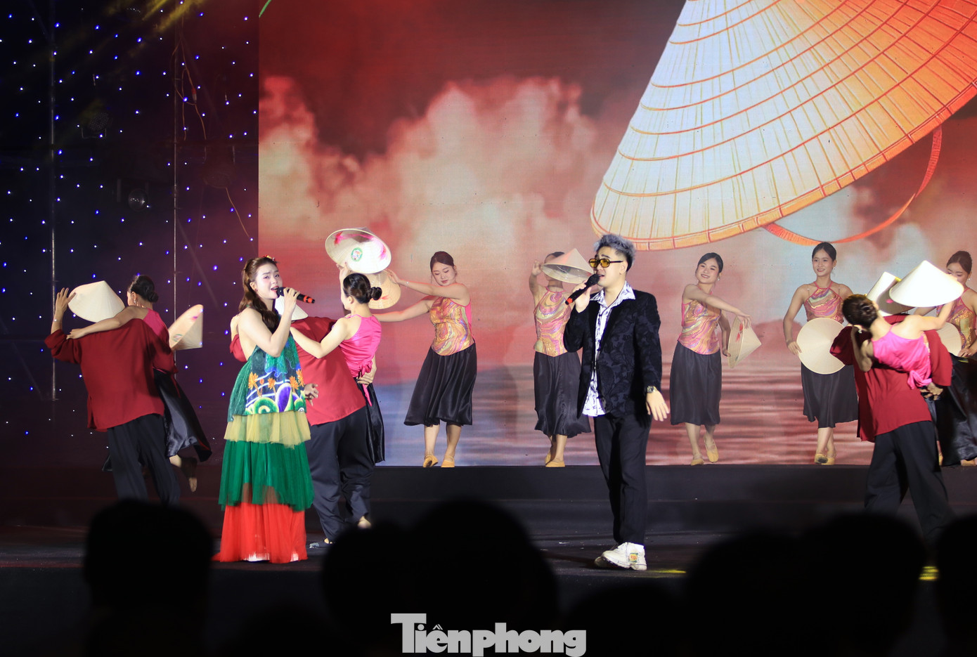 Các tiết mục văn nghệ đặc sắc trong Đêm nhạc hội Thanh niên công nhân. Các tiết mục văn nghệ đặc sắc trong Đêm nhạc hội Thanh niên công nhân.