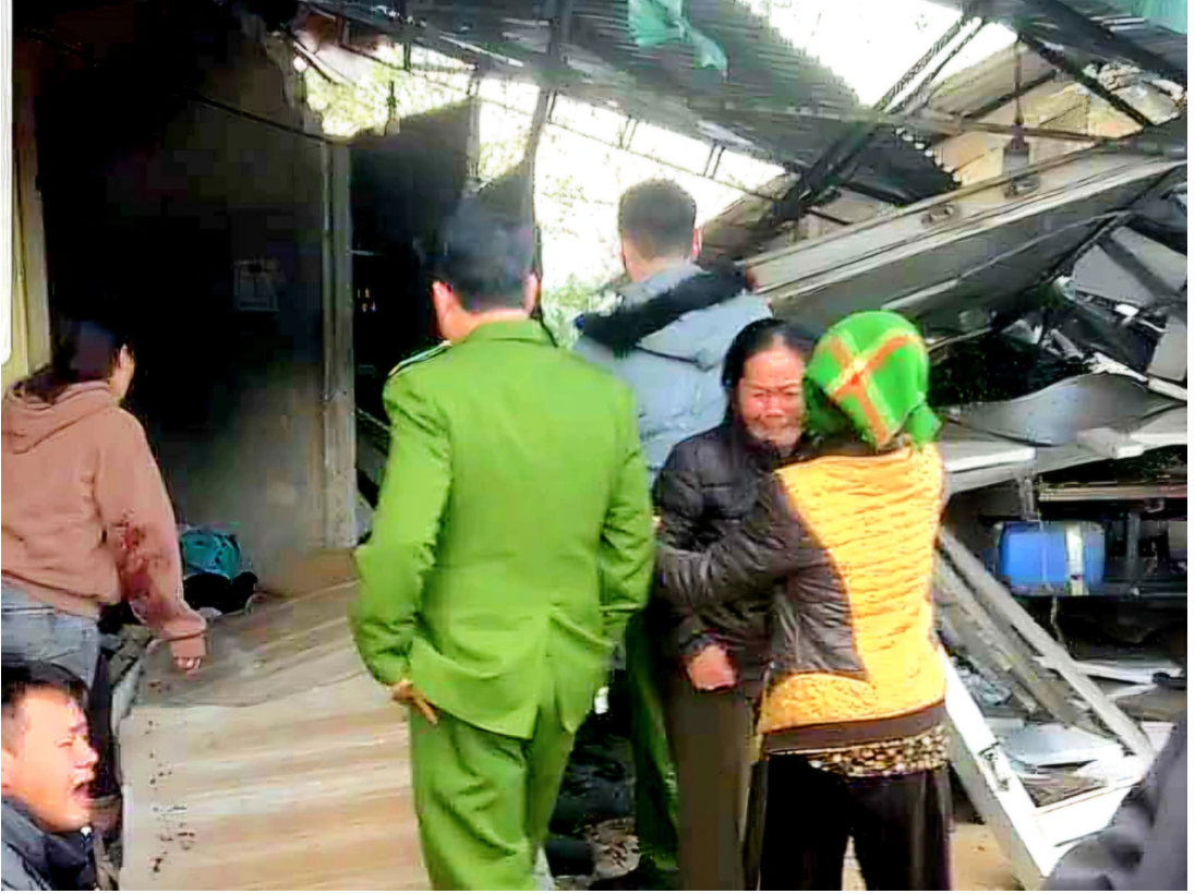 Bước đầu, cơ quan chức năng đã xác định 6 nạn nhân tử vong trong vụ tai nạn thuộc 4 gia đình trú tại bản Thăm Hín (xã Nậm Càn). Trong đó có 4 trẻ em dưới 12 tuổi và 2 người lớn là mẹ chồng và con dâu. Danh tính nạn nhân tử vong gồm: Và Y Mài (SN 2014), Lê Thị Khiêm (SN 1985); Và Thiêm Phúc (SN 2018), Và Xuân Đếnh (SN 2016), Vừ Y Dở (SN 2005), Và Y Du (SN 2023). Bước đầu, cơ quan chức năng đã xác định 6 nạn nhân tử vong trong vụ tai nạn thuộc 4 gia đình trú tại bản Thăm Hín (xã Nậm Càn). Trong đó có 4 trẻ em dưới 12 tuổi và 2 người lớn là mẹ chồng và con dâu. Danh tính nạn nhân tử vong gồm: Và Y Mài (SN 2014), Lê Thị Khiêm (SN 1985); Và Thiêm Phúc (SN 2018), Và Xuân Đếnh (SN 2016), Vừ Y Dở (SN 2005), Và Y Du (SN 2023).