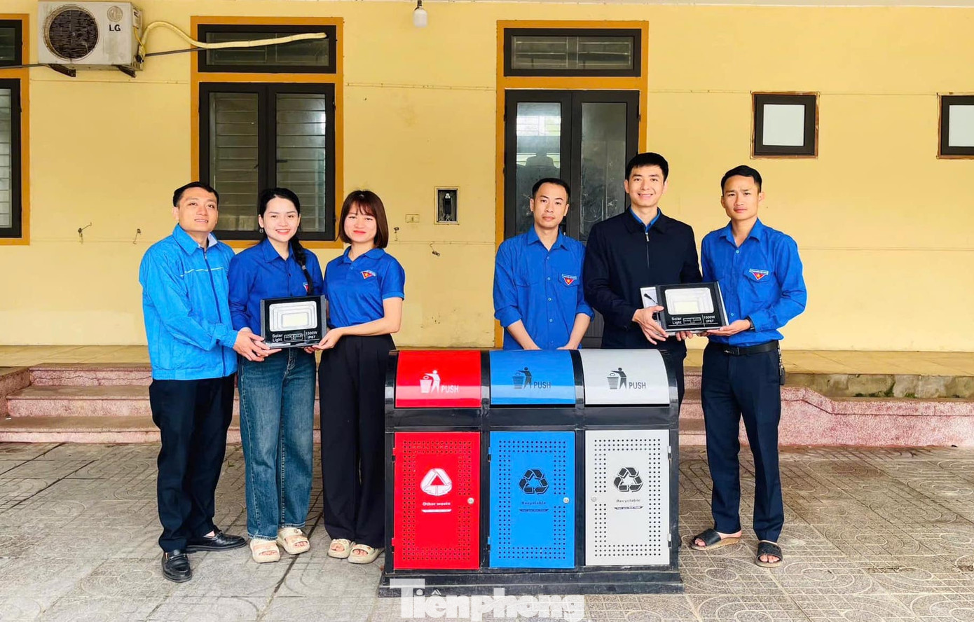 Ngoài ra, các đoàn viên thanh niên còn số hoá các địa chỉ đỏ, các di tích lịch sử, bóc gỡ biển quảng cáo; triển khai các hoạt động bảo vệ và giữ gìn môi trường xanh, sạch, đẹp,… Ngoài ra, các đoàn viên thanh niên còn số hoá các địa chỉ đỏ, các di tích lịch sử, bóc gỡ biển quảng cáo; triển khai các hoạt động bảo vệ và giữ gìn môi trường xanh, sạch, đẹp,…