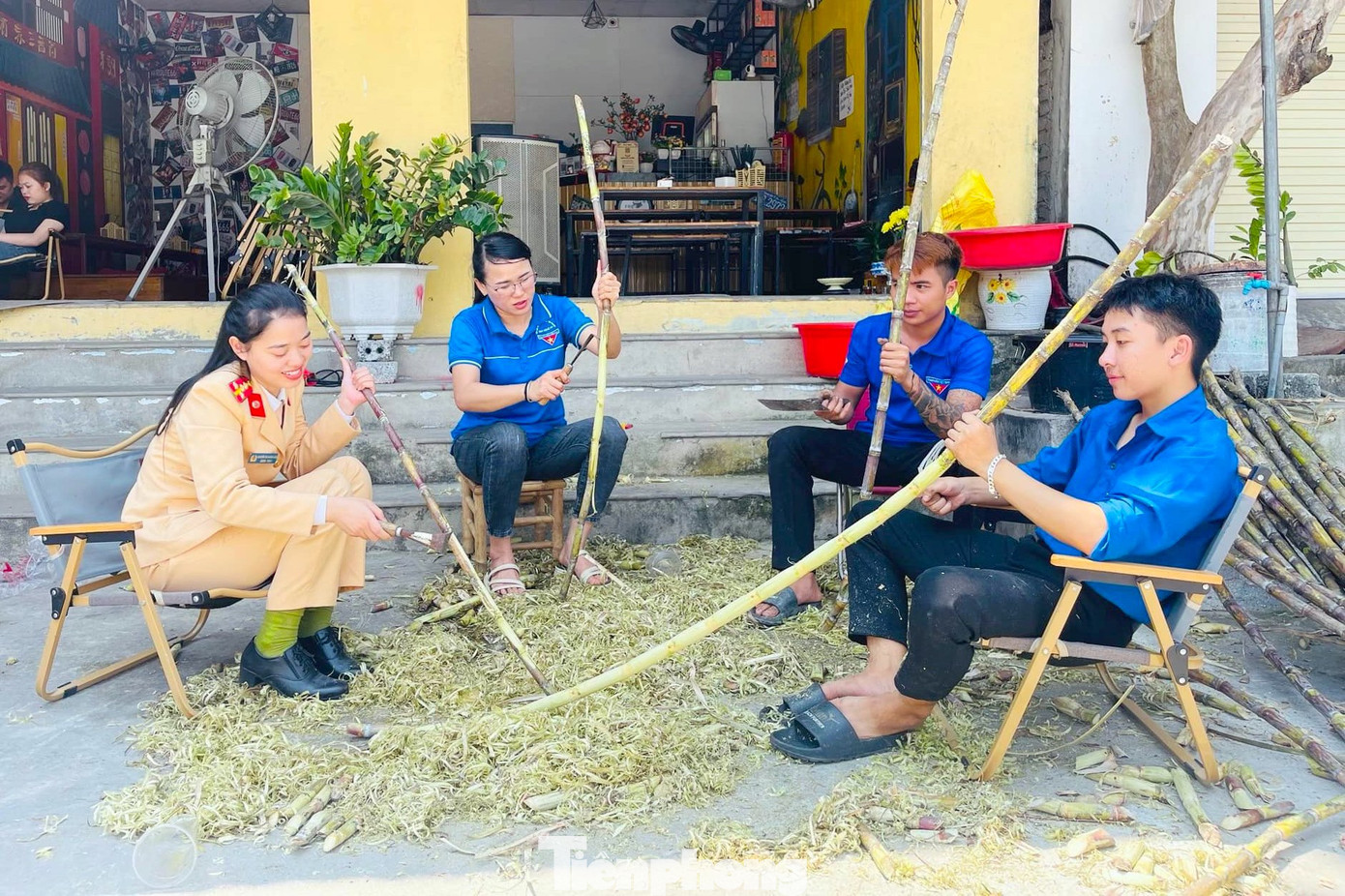 Ngay từ sáng sớm, lực lượng đoàn viên, thanh niên đã chuẩn bị nguyên liệu, máy móc và cùng nhau triển khai những hoạt động cần thiết để sẵn sàng bắt tay vào hoạt động. Ảnh: Lô Việt Đức