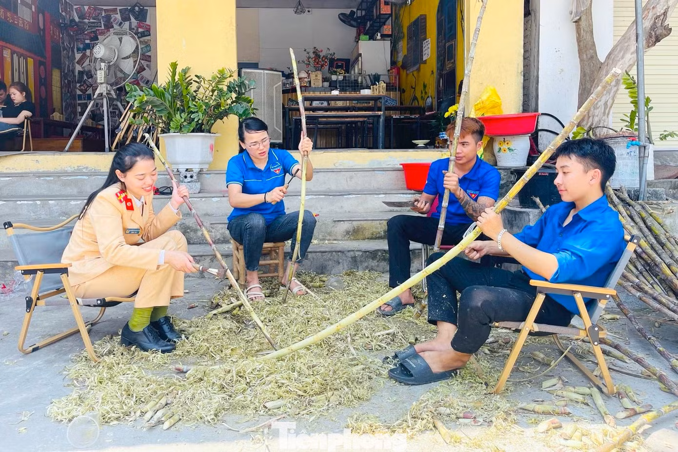 Ngay từ sáng sớm, lực lượng đoàn viên, thanh niên đã chuẩn bị nguyên liệu, máy móc và cùng nhau triển khai những hoạt động cần thiết để sẵn sàng bắt tay vào hoạt động. Ảnh: Lô Việt Đức