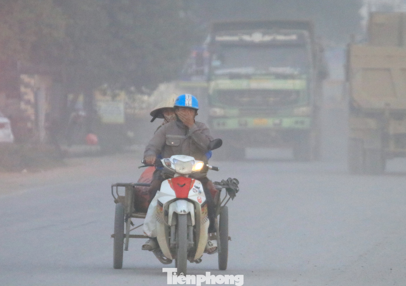 "Đường làm kéo dài mãi chưa xong, các xe vật liệu cỡ lớn chạy liên tục làm rơi cát đá xuống đường khiến bụi bay mù mịt. Nhà tôi ngay mặt đường mà nhiều tháng nay cứ phải đóng cửa không dám mở vì bụi. Mong các cơ quan chức năng, đơn vị thi công sớm làm xong đường cho người dân chúng tôi được nhờ", ông Trần Văn Tuấn (trú xã Công Thành, huyện Yên Thành, Nghệ An) nói.